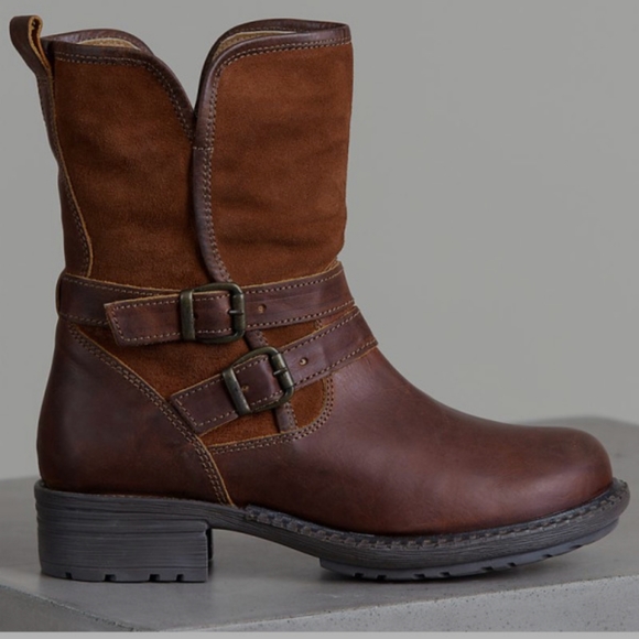 Brown heeled boots 👢 has straps - Picture 3 of 3